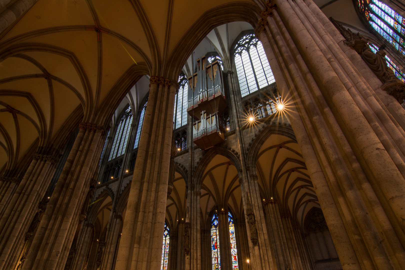 Blick zur Orgel