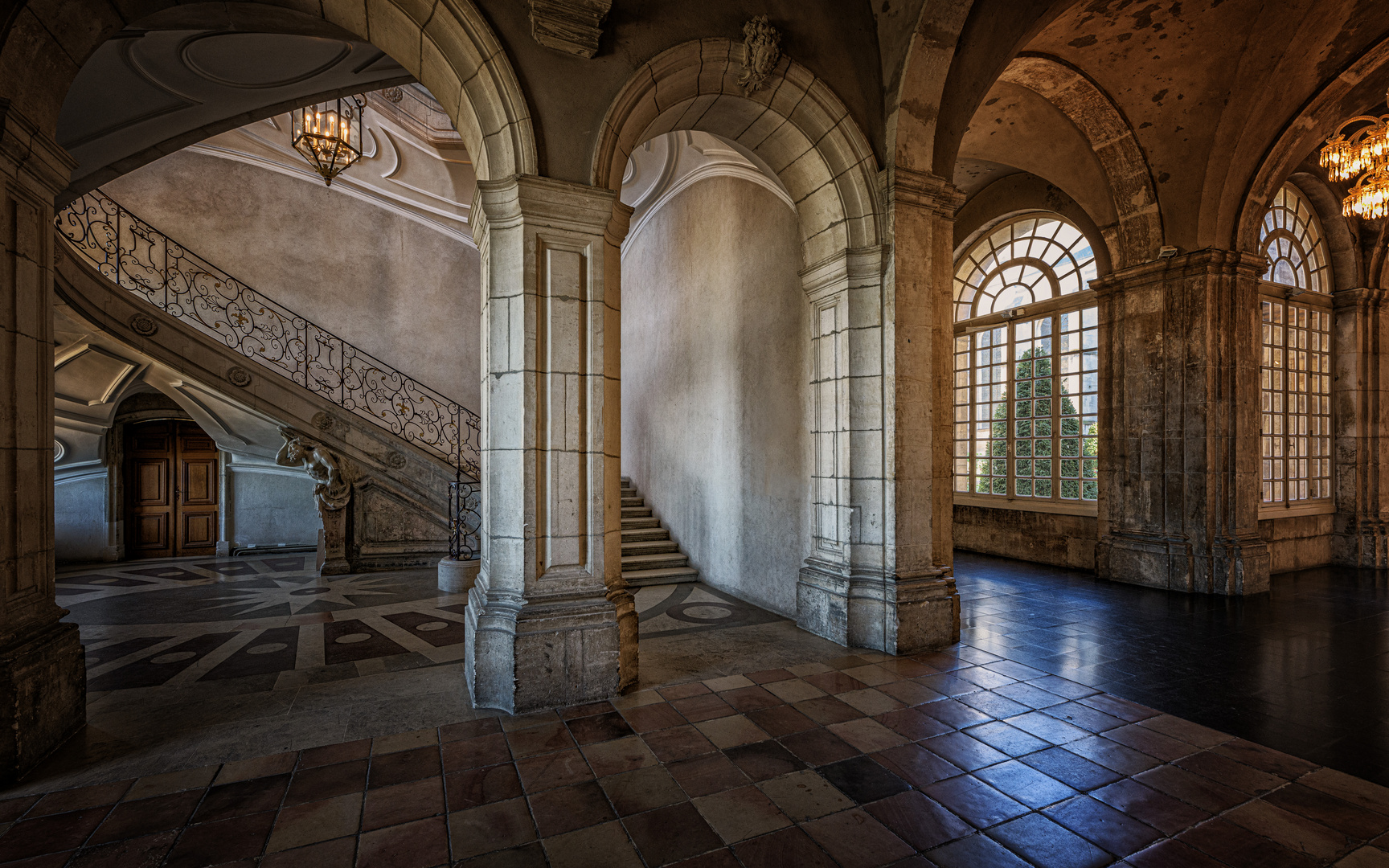 Blick zur ovalen Treppe