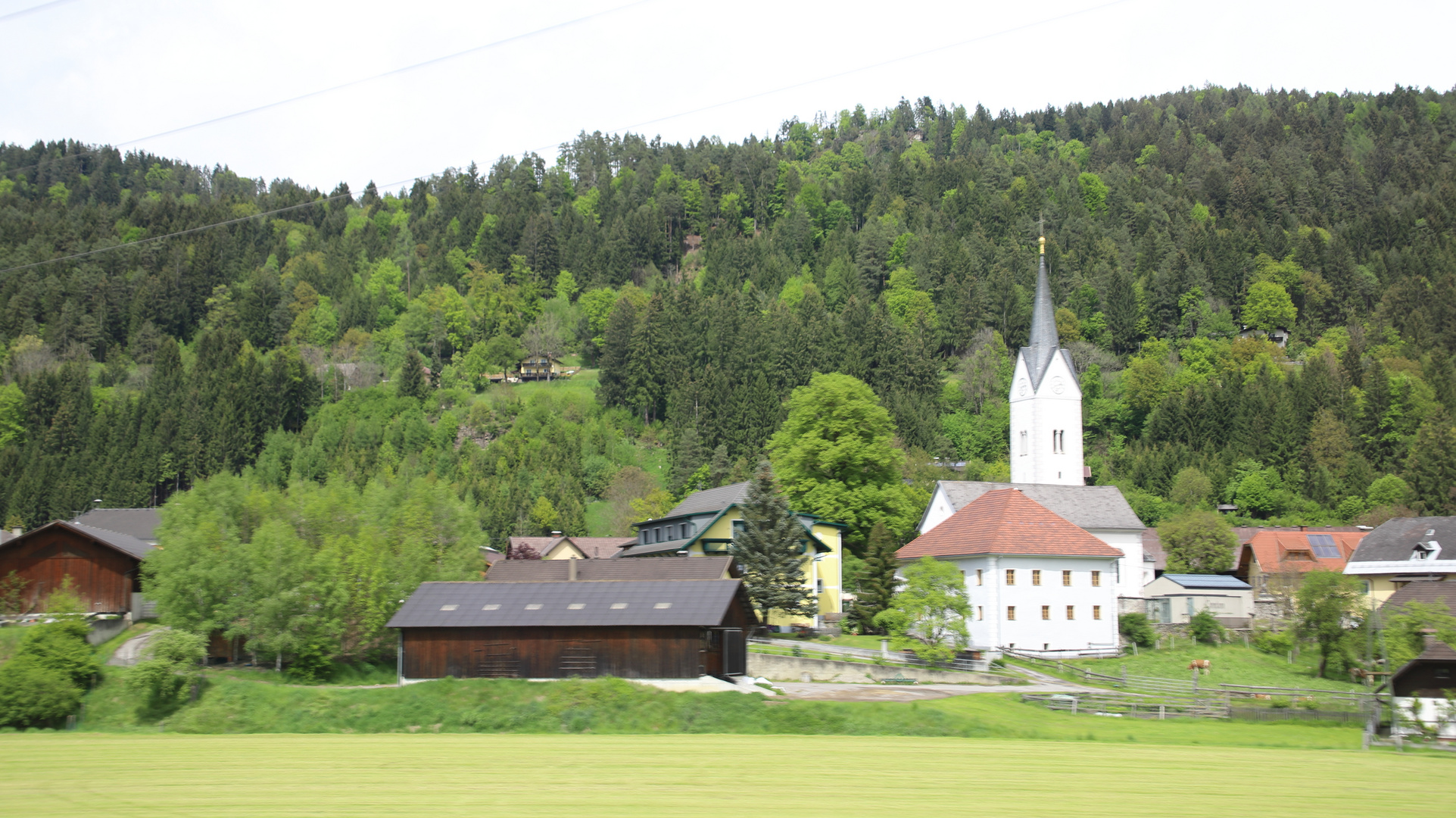 Blick zur Pfarrkirche Hl.Tiburtius in  Molzbichl