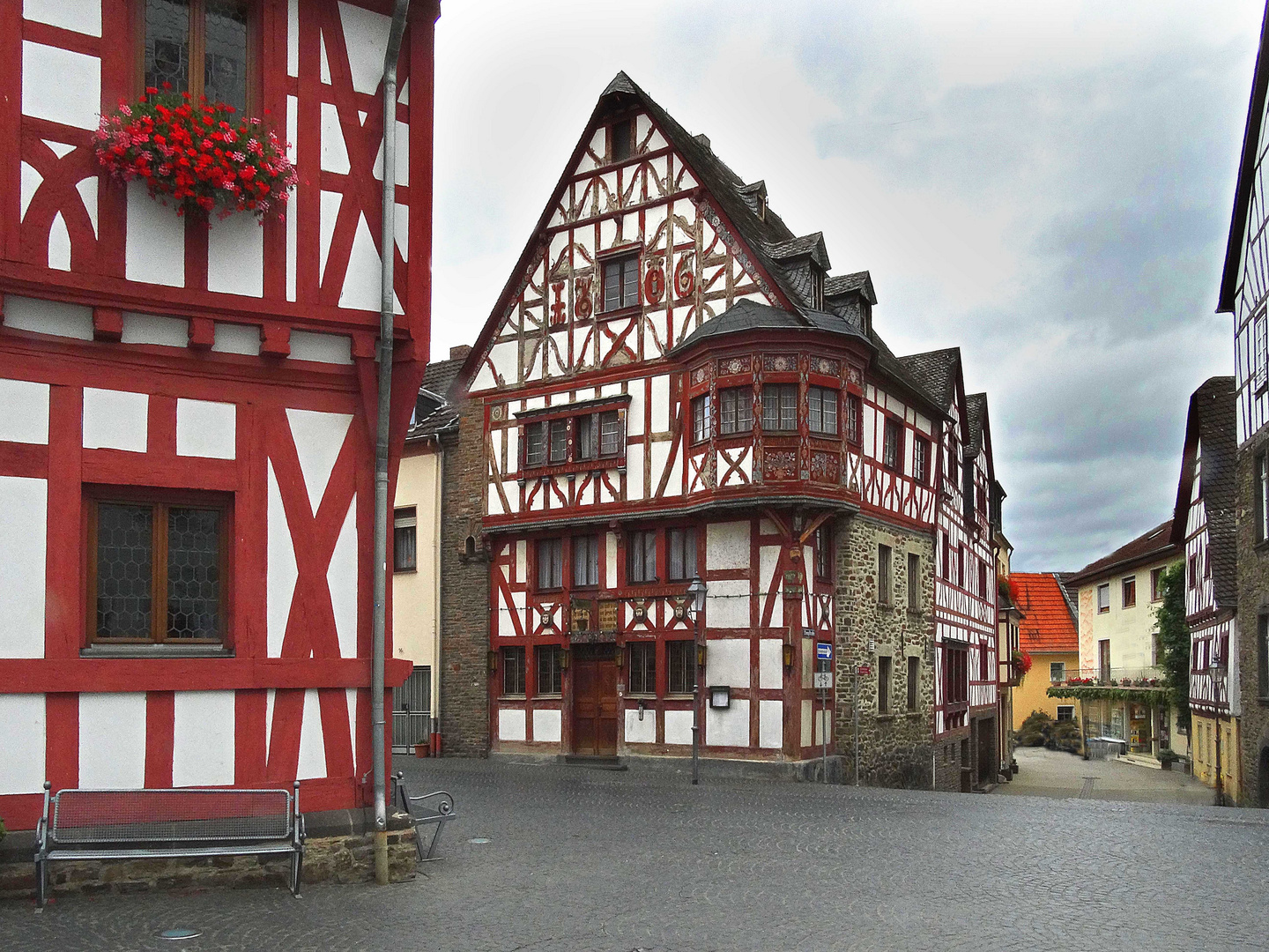 Blick zur Rathausschenke in Rhens am Rhein