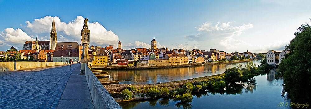 Blick zur Regensburger Altstadt über die steinerne Brücke hinweg