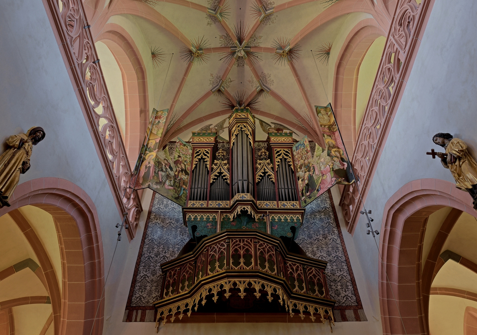 Blick zur spätgotischen Orgel mit Flügeltüren in der Basilika St. Valentinus-St.Dionysios...