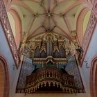 Blick zur spätgotischen Orgel mit Flügeltüren in der Basilika St. Valentinus-St.Dionysios...