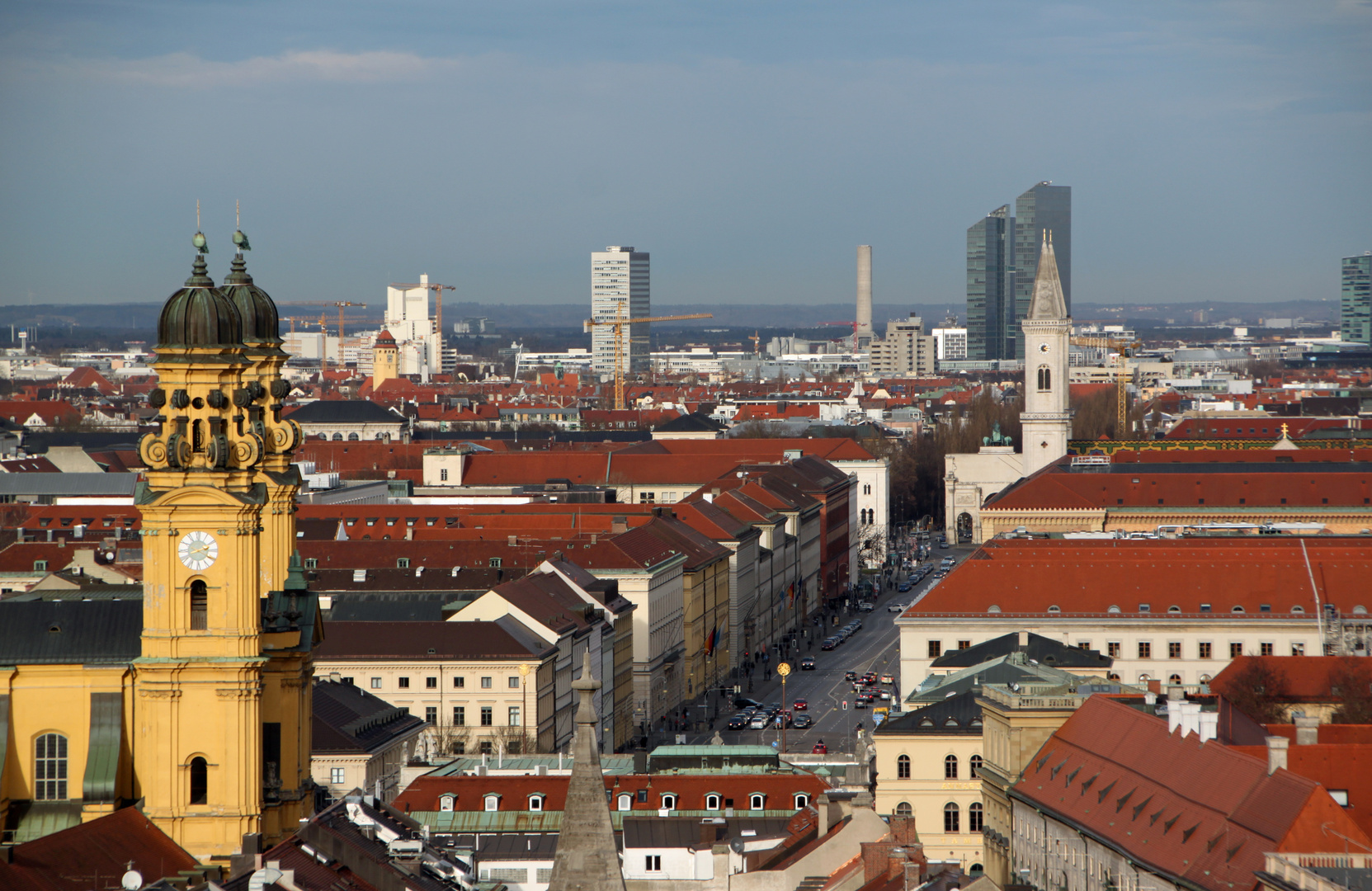 Blick zur Theatinerkirche nach Norden