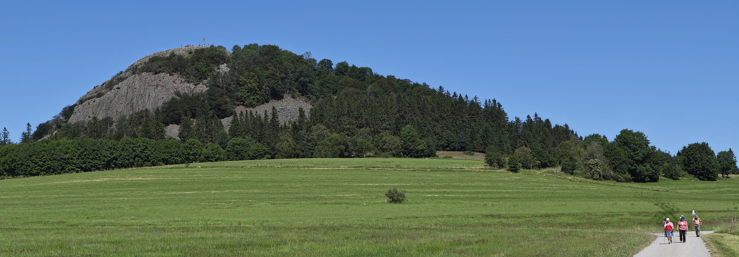 Blick zurück auf die Felskuppe der Milseburg (2019_06_29_EOS 6D Mark II_4511_ji