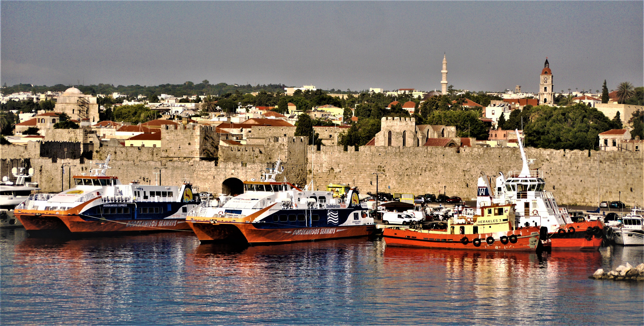 Blick zurück auf Rhodos-Stadt - Die Fährflotte vor Agios Nikolaos