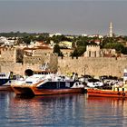 Blick zurück auf Rhodos-Stadt - Die Fährflotte vor Agios Nikolaos