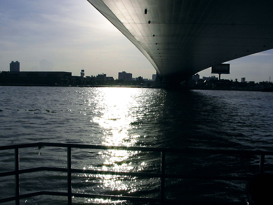 Blick zurück - Rama VIII Bridge (Bangkok)