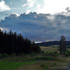 Blick zurück : Regenwolke im  Westwind   "verfolgt" mich beim Radeln