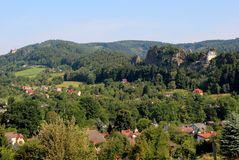 Blick zurück über Mala Skala zum Frydstejn (links hinten) und zum Pantheon