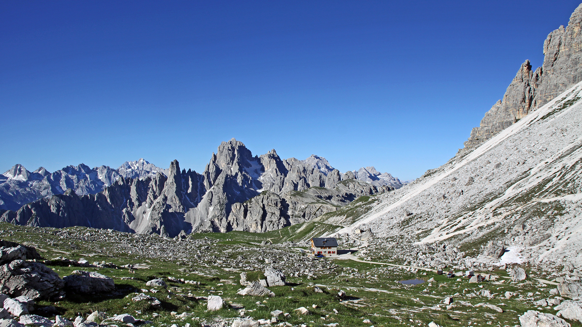 Blick zurück vom Paternsattel in den Dolomiten