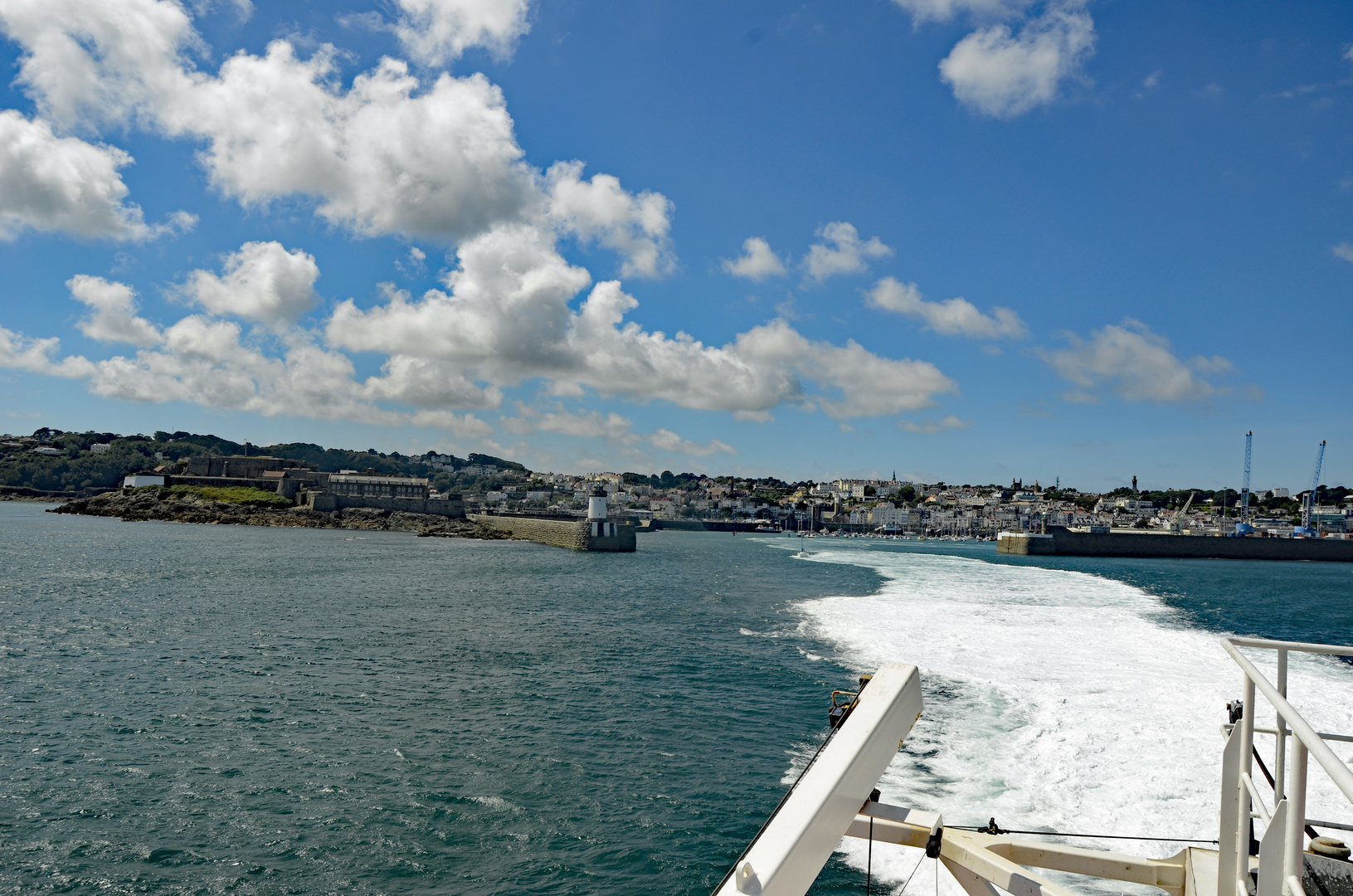 Blick zurück von der Fähre auf Guernsey und den Hafen von Saint Peter Port 