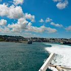 Blick zurück von der Fähre auf Guernsey und den Hafen von Saint Peter Port 