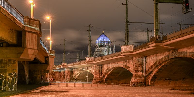 Blick zwischen der Marienbrücke zur Yenidze 1