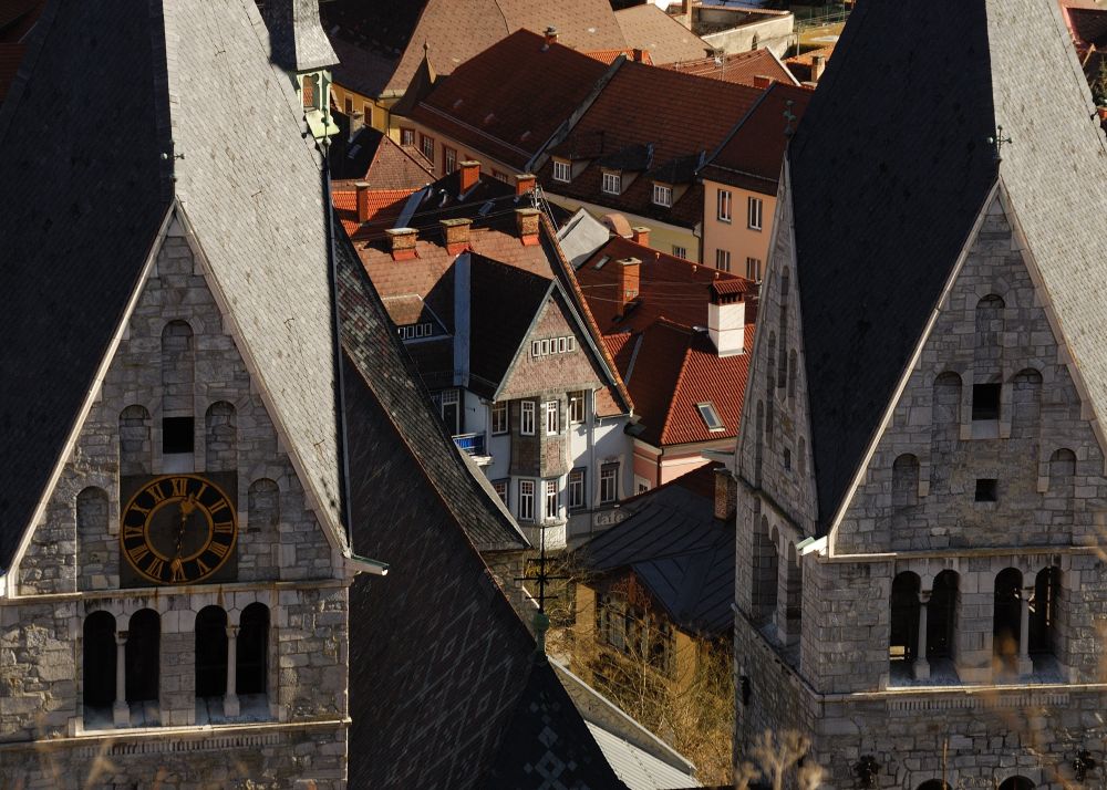 Blick zwischen die beiden Türme der Friesacher Stadtpfarrkirche