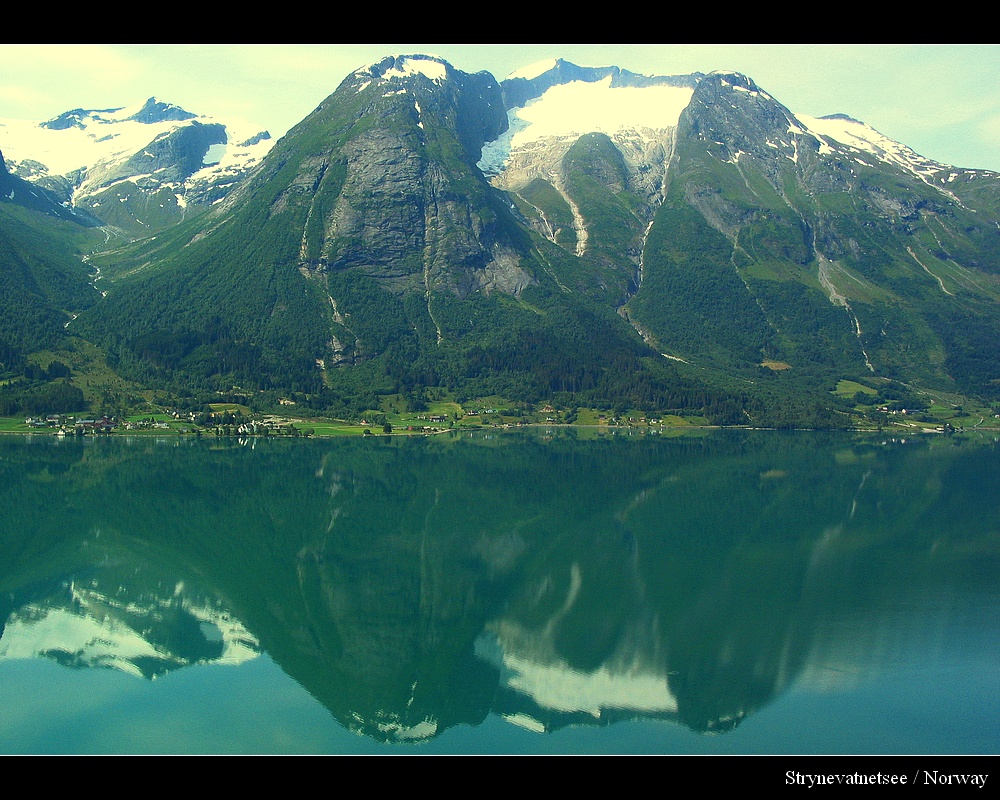 Blick_auf_den_blauen_Strynevatnetsee