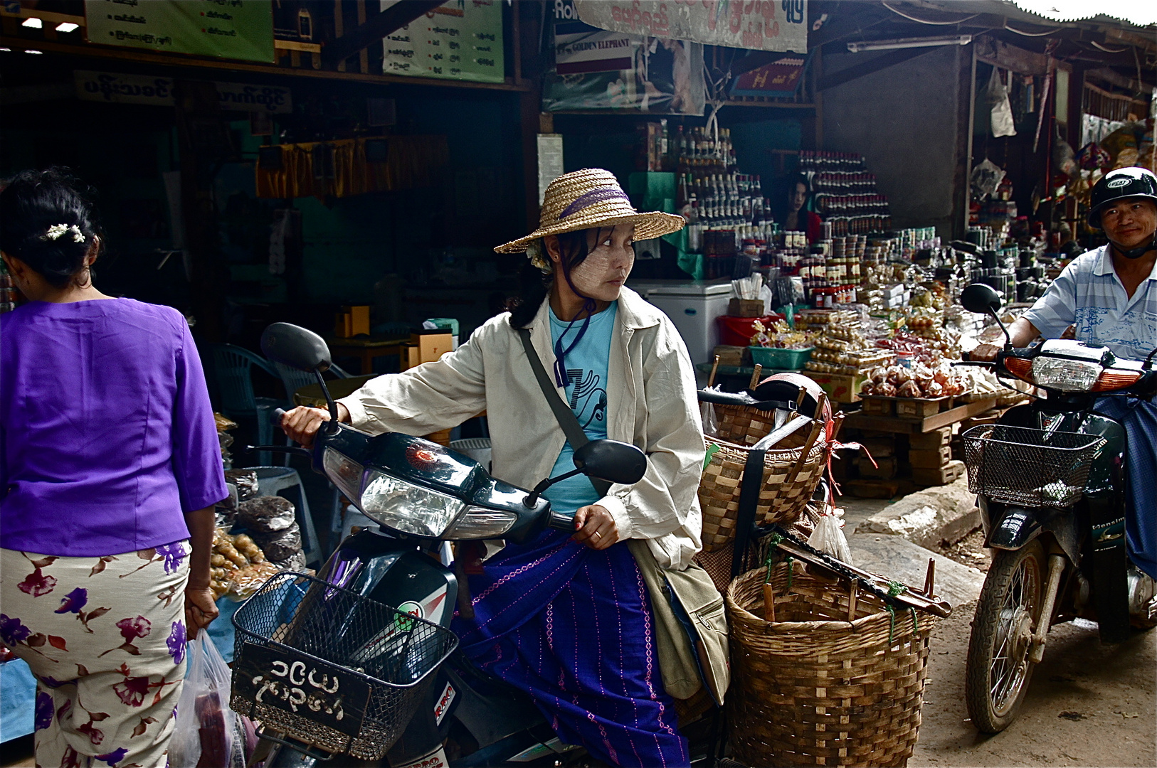 blicke die einfach zusammen gehören ;-), burma 2011