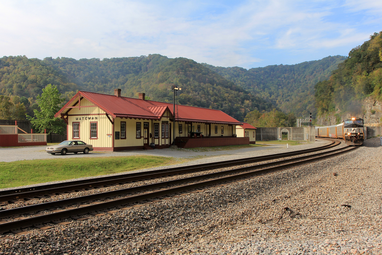 Blickfang: aus Holz gebauter Bahnhof von MATEWAN, West Virginia, USA