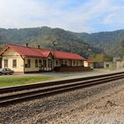 Blickfang: aus Holz gebauter Bahnhof von MATEWAN, West Virginia, USA