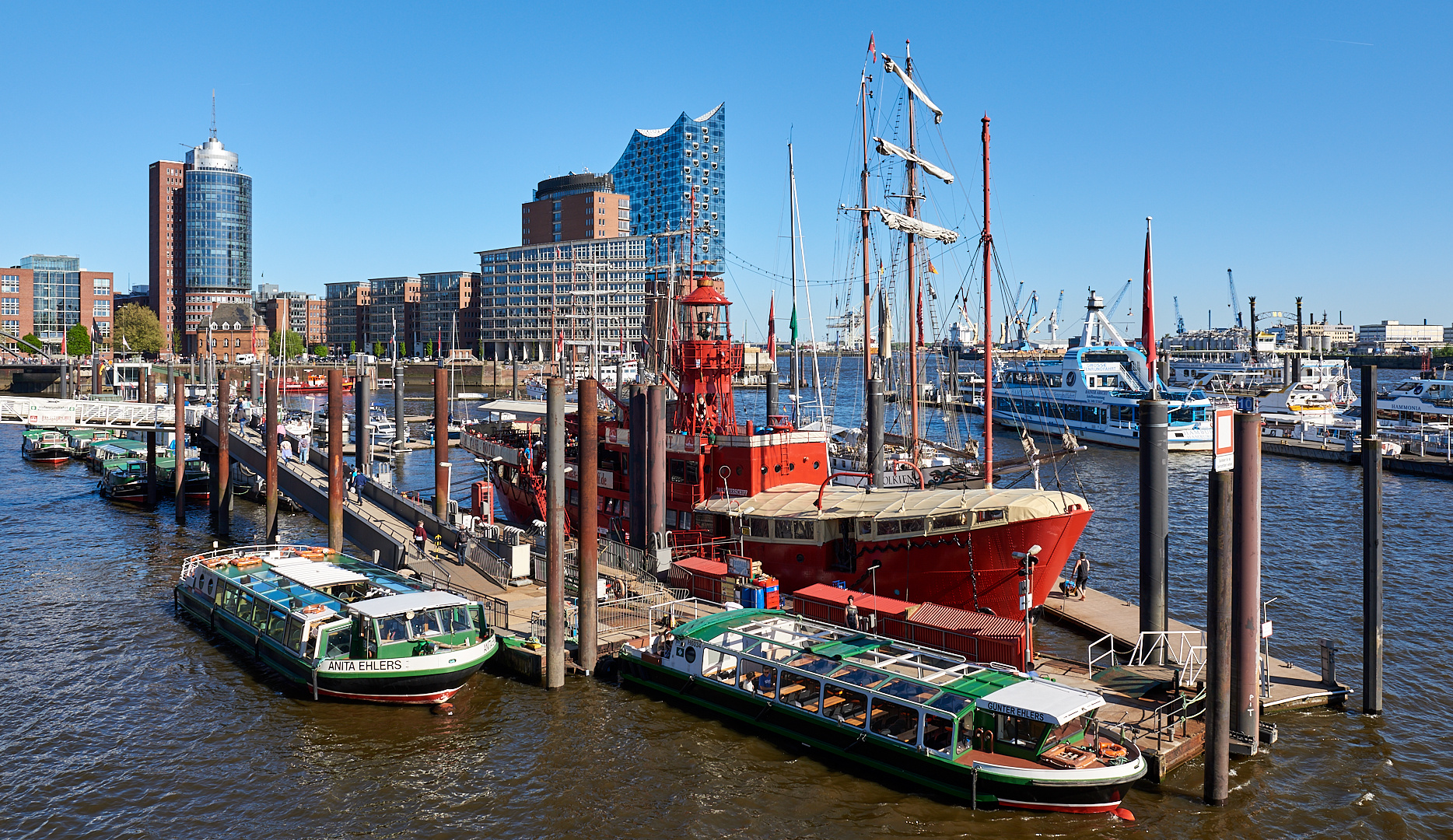 Blickfang im Hamburger Hafen ist ein Feuerschiff....Einst ein mobiler Leuchtturm. 