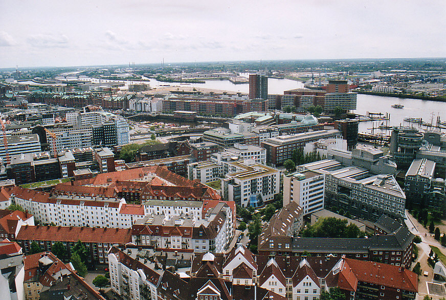 Blickrichtung Hafencity,die aber noch nicht bebaut ist.