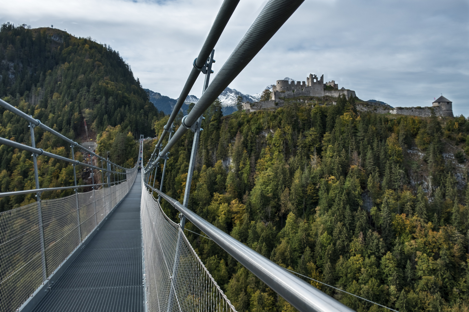 Blickt von der Hängebrücke auf die Burg Ehrenberg
