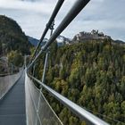 Blickt von der Hängebrücke auf die Burg Ehrenberg