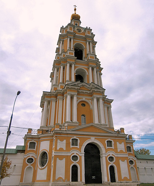 Bliken von Moskau und Uhralte staedchen Sergiev-Posad, nicht weit von der