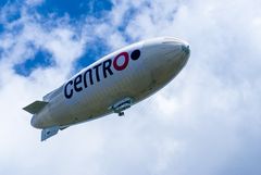 Blimp "Theo" direkt über unserem Balkon.