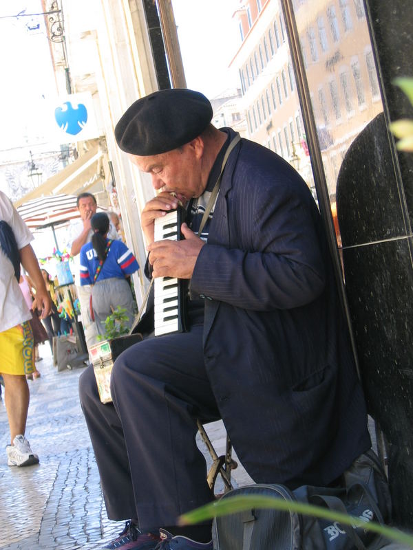 Blinder Musiker in der Baixa von Lissabon