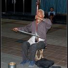 Blinder Straßenmusiker in der Fußgängerzone