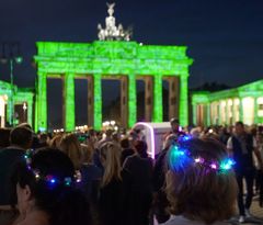 Blinkende Haarkränze vor dem Brandenburger Tor