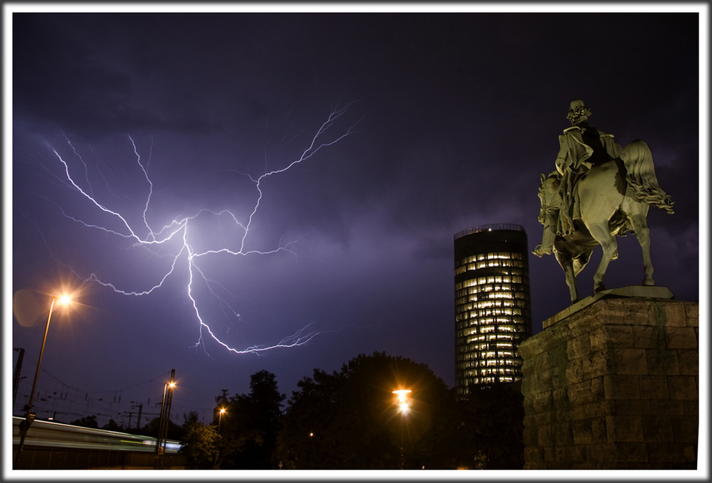 Blitz am Triangel in Köln .. mit dem Reiter am Hyatt