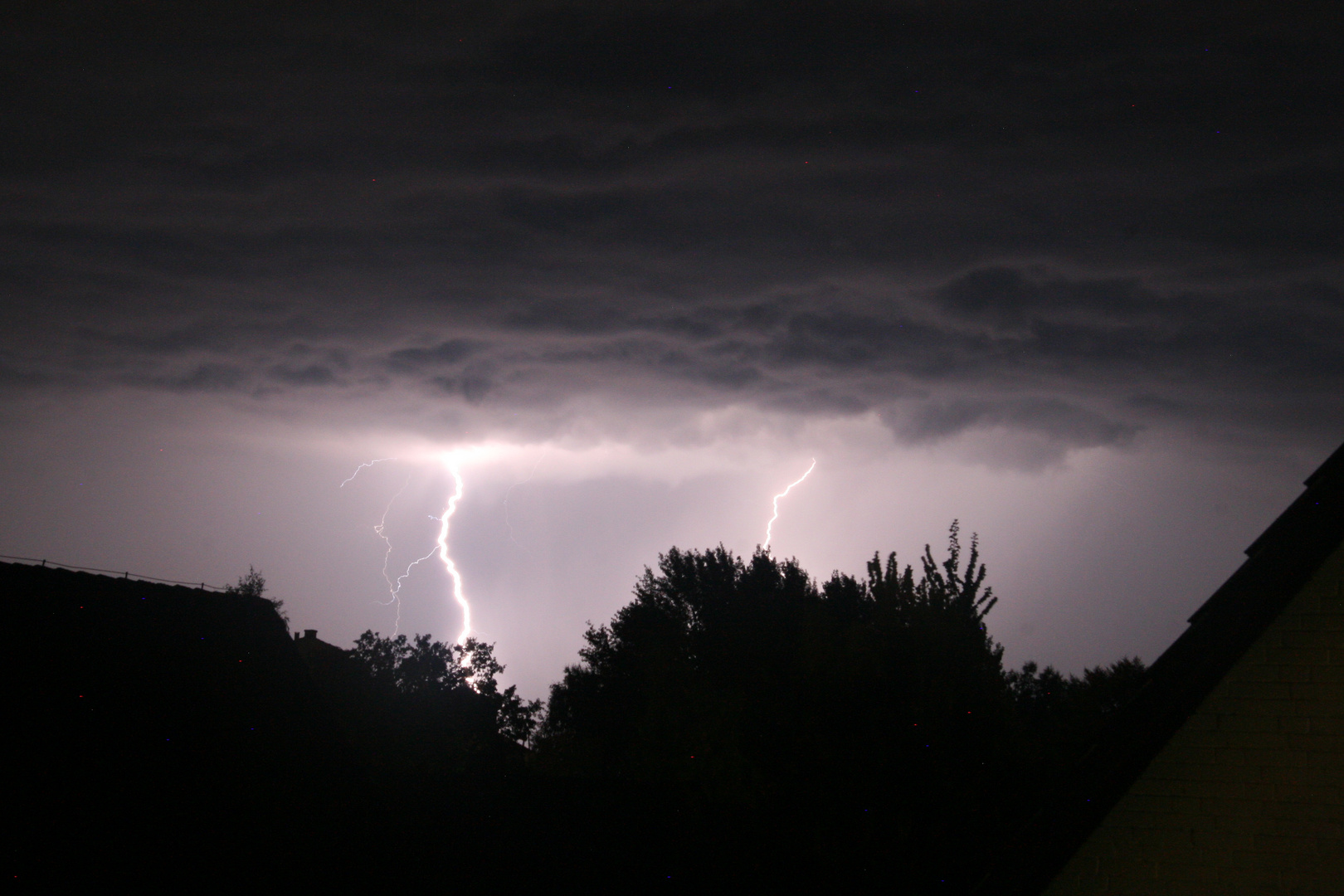 Blitz aus einem Meer aus Wolken