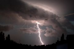 Blitz-Gewitter über dem Flughafen Tegel