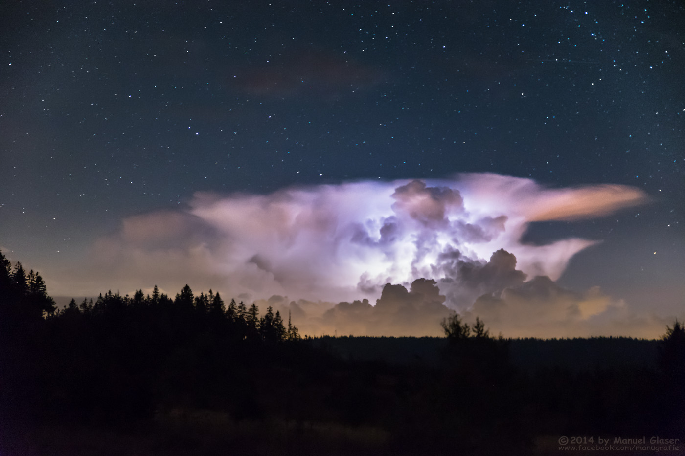 Blitz in Gewitterwolke unter'm Sternenhimmel