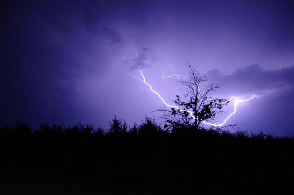 BLITZ-licht-GEWITTER