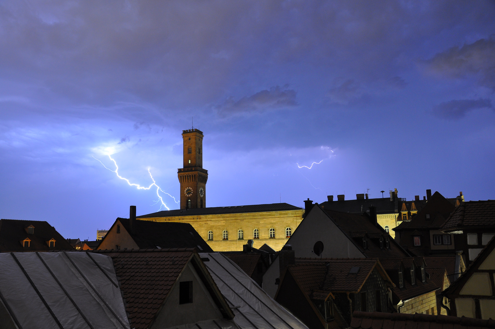 Blitz neben Fürther Rathaus