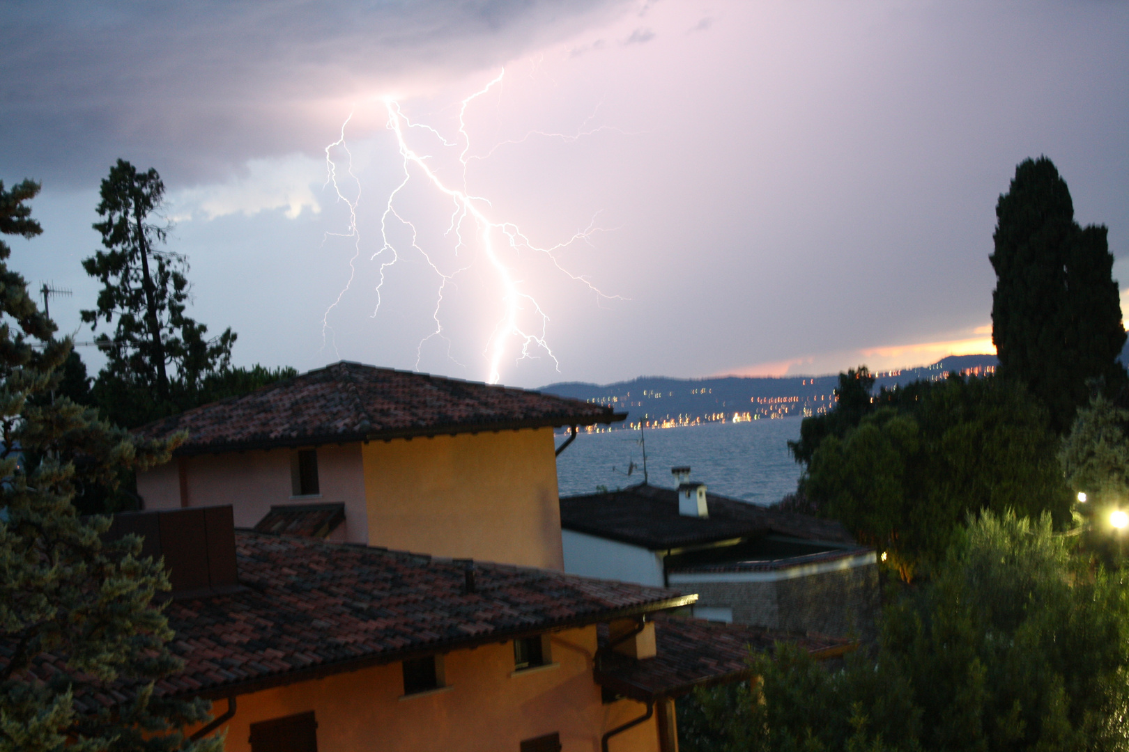 Blitz über dem Lago Di Garda, Norditalien