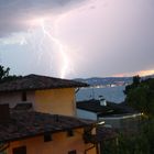 Blitz über dem Lago Di Garda, Norditalien