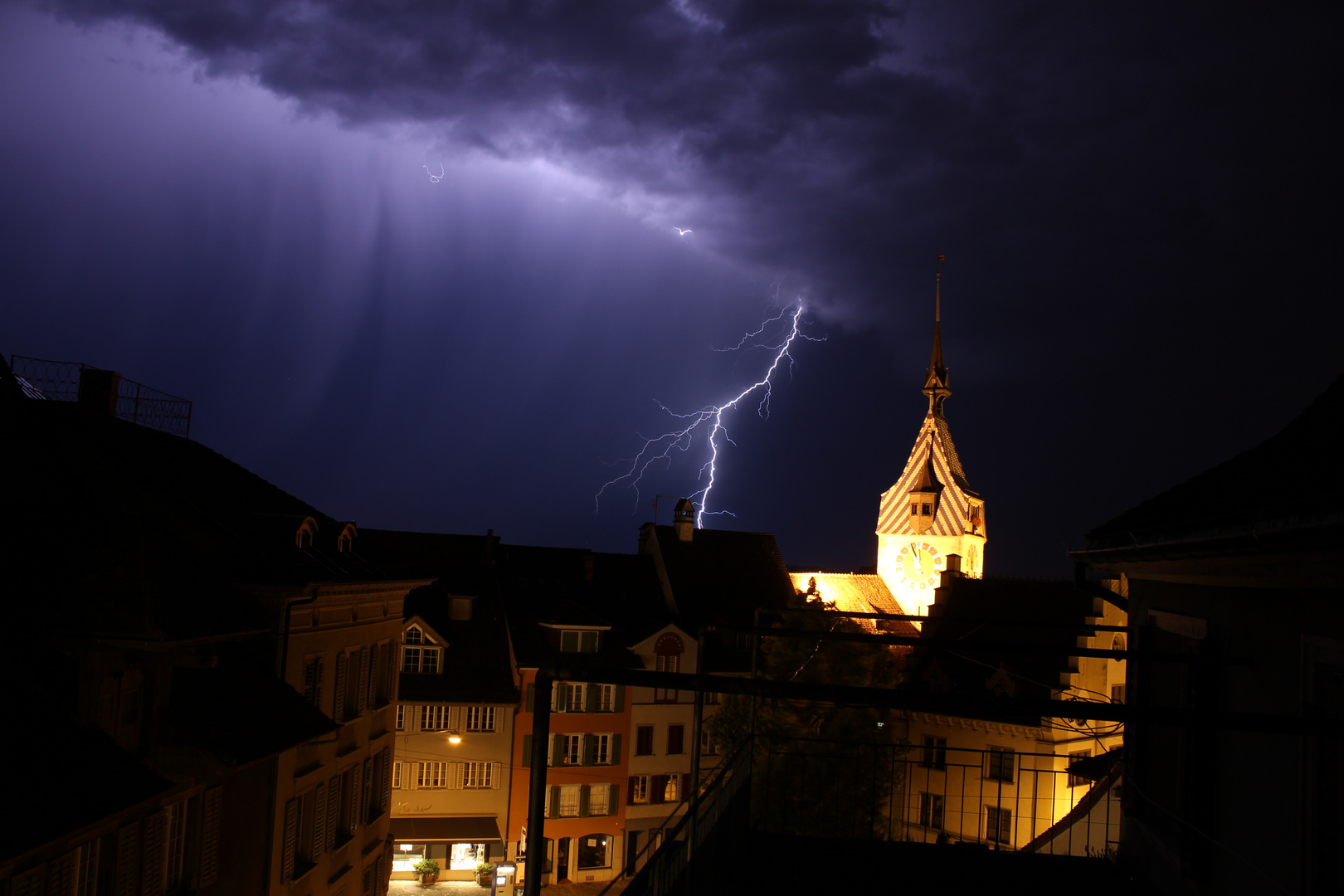 Blitz über dem Zytturm in Zug