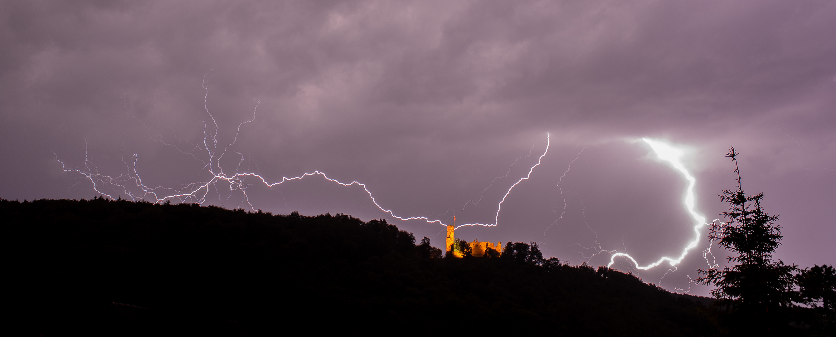 Blitz über der Burg Hohenecken