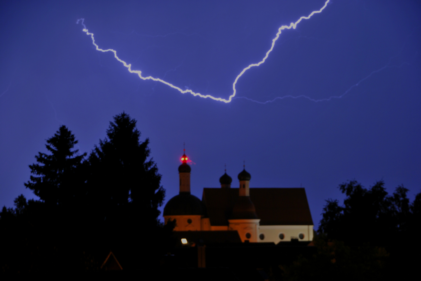 Blitz über Kirche