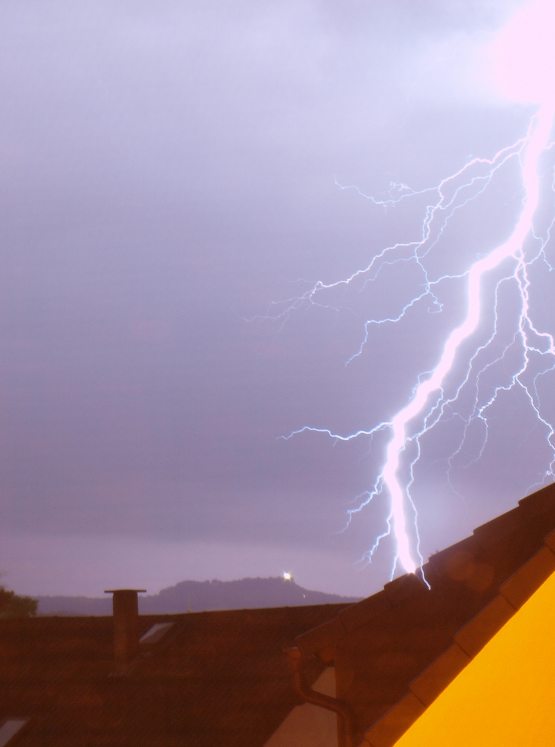 Blitz über Schney mit Blick auf den Staffelberg