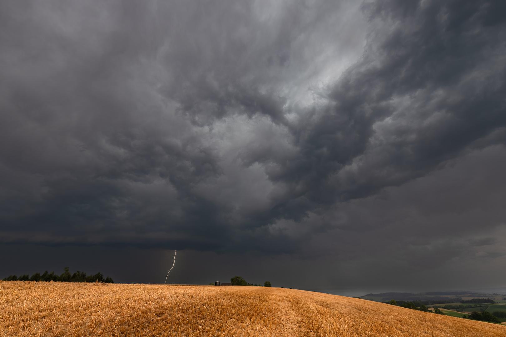 Blitz überm Kornfeld