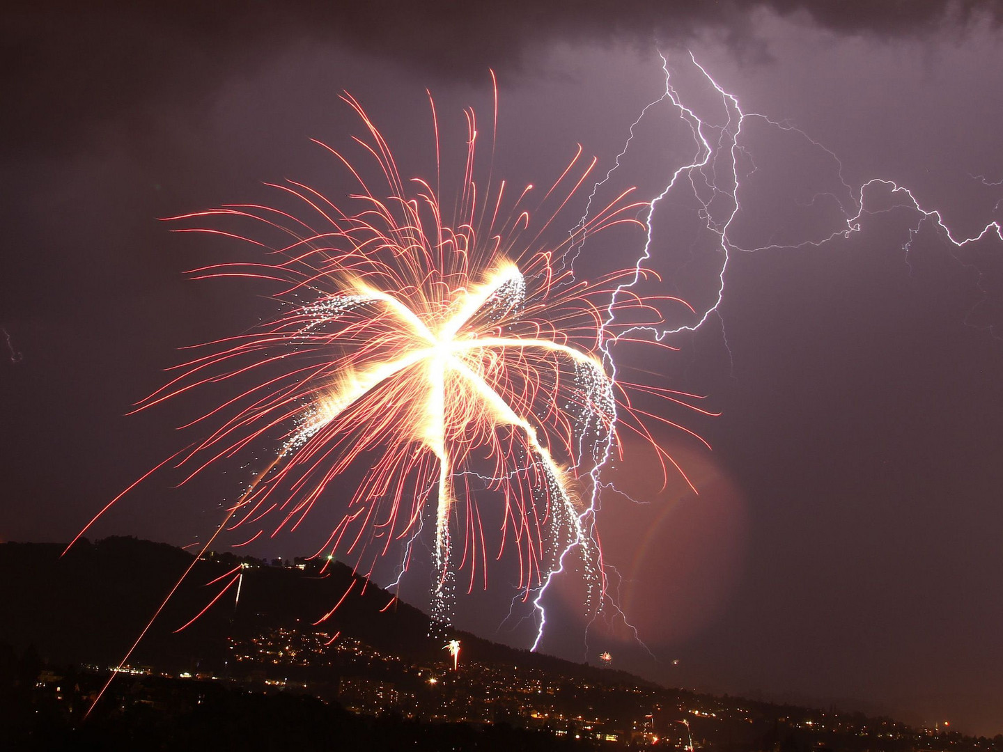 Blitz und Feuerwerk vereint zum 1. August in Bern