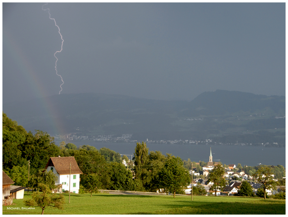 Blitz und Regenbogen