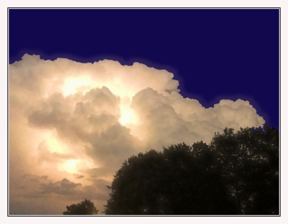 Blitze in der Gewitterwolke Foto & Bild | bäume, wolken, licht Bilder