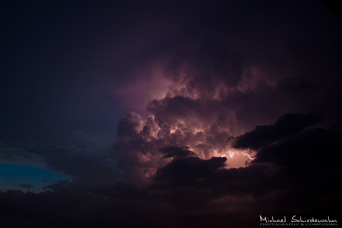 Blitze in einer statischen Wolke