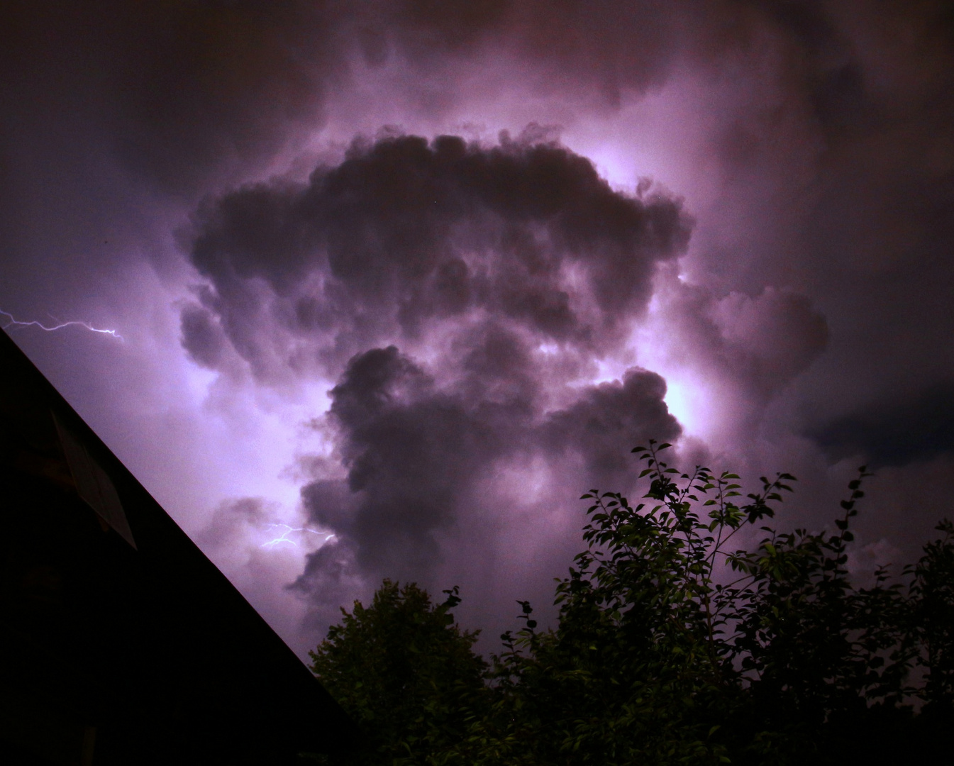 Blitze in Gewitterwolke bei Nacht